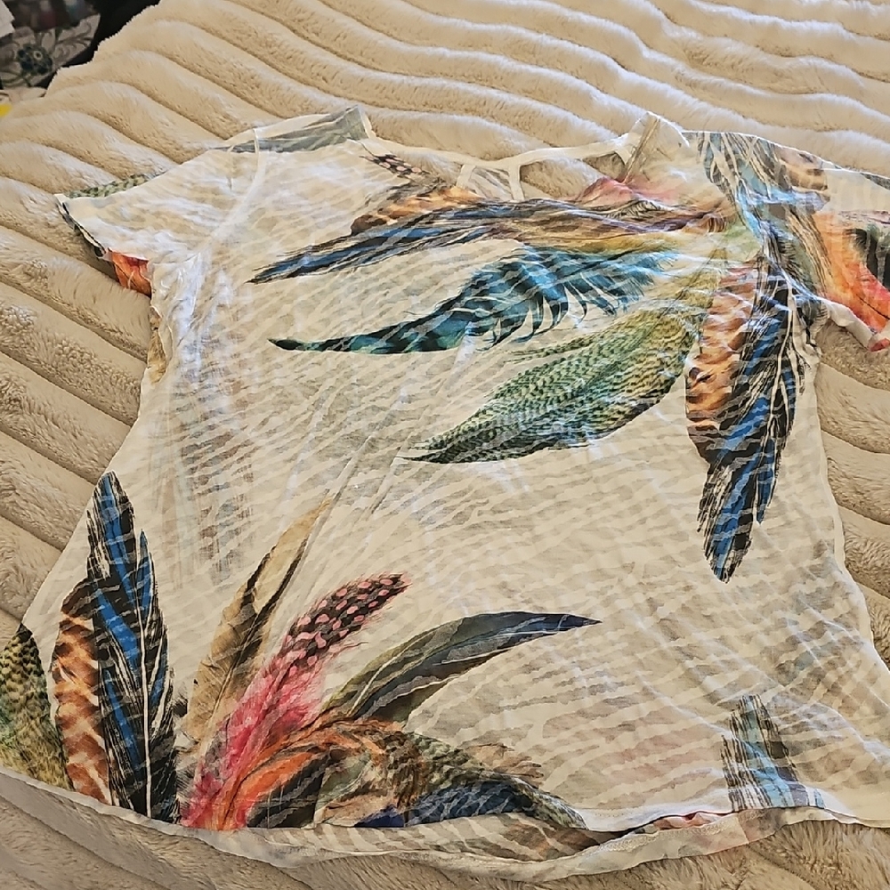 Vocal Multicolor Feather Print Short Sleeve Tee